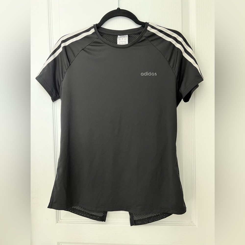 Short sleeve workout top with mesh back